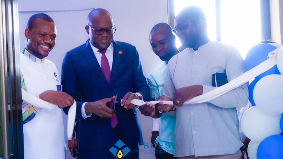 Le Dr. Aboubakar NACANABO entouré du PCA Célestin Santerre SANON et du DG du FBdES pour la coupure du ruban, marquant ainsi l'ouverture officielle de l'antenne régionale